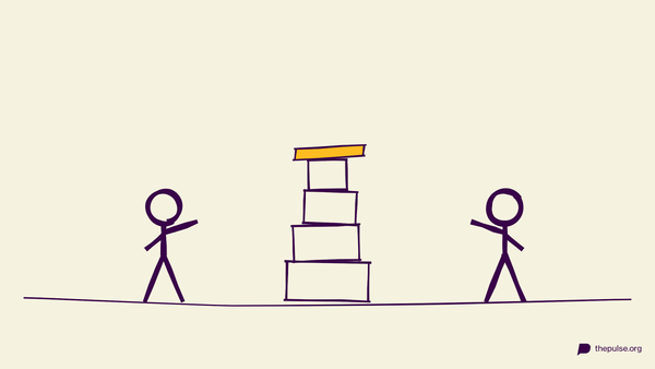 Handgezeichnete Illustration: Wackliger Papierturm trägt ein gelbes Buch