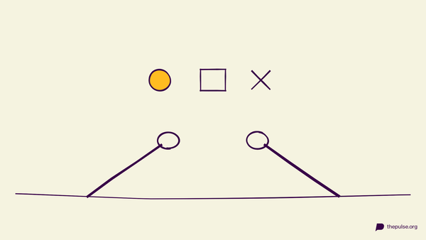 Handgezeichnete Illustration: Zwei Fäuste, darüber Stein, Papier und Schere