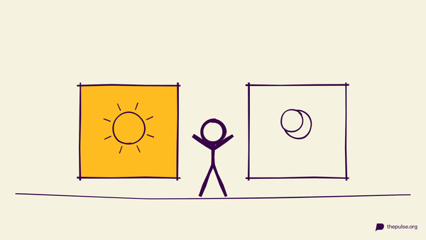 Handgezeichnete Illustration: Figur zwischen zwei Tafeln — würdest du eher Sonne oder Mond?