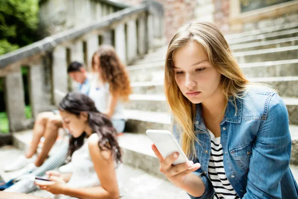 Ratgeber: Einsamkeit bei Teenagern