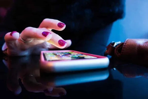 Wir sind das Produkt: Wie helfen wir Jugendlichen, das »Social Dilemma« zu lösen?