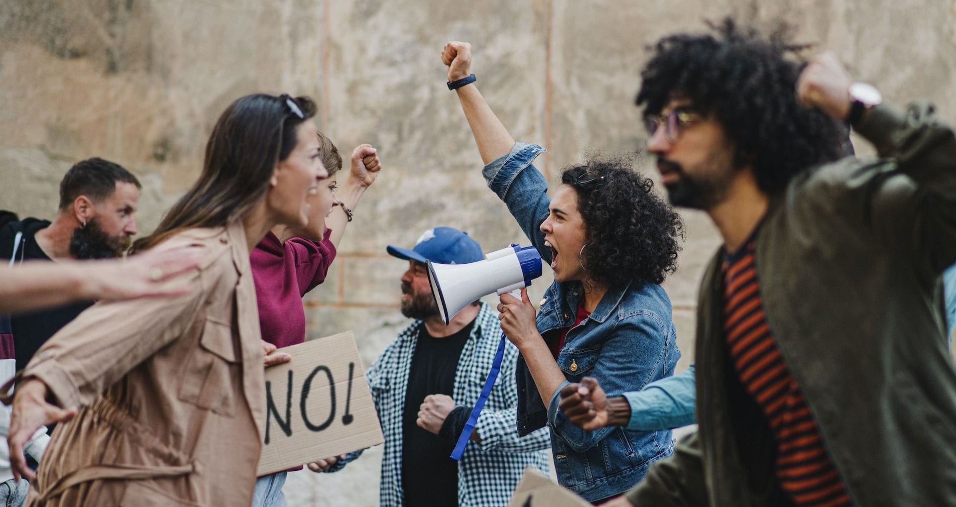 Un grupo de personas gritando