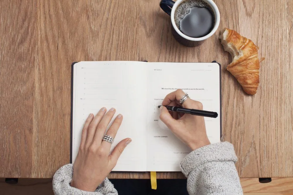 Una persona escribe en un cuaderno