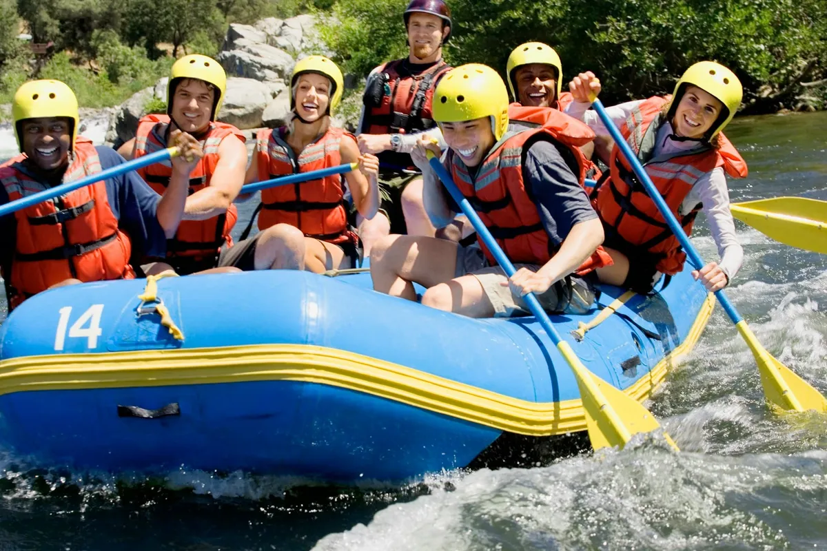 Un grupo haciendo rafting en aguas bravas