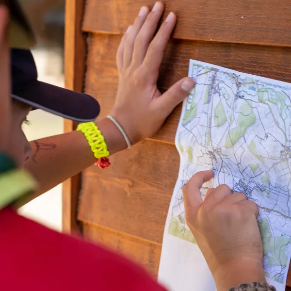 Scouts preparan la ruta de su excursión sobre un mapa