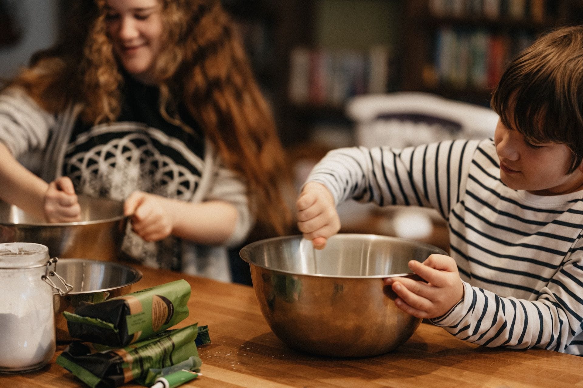Un frère et une sœur aident à la cuisine