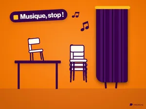 Une chaise posée sur une table, à côté des chaises empilées et des pieds de chaise sous un rideau, au-dessus « Musique, stop ! ».