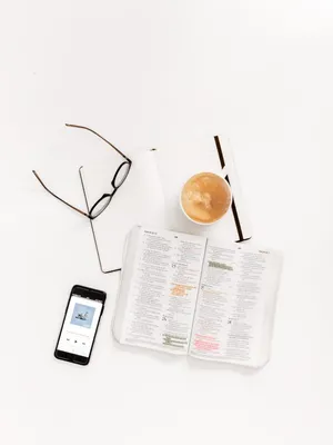 Une Bible ouverte posée sur une table