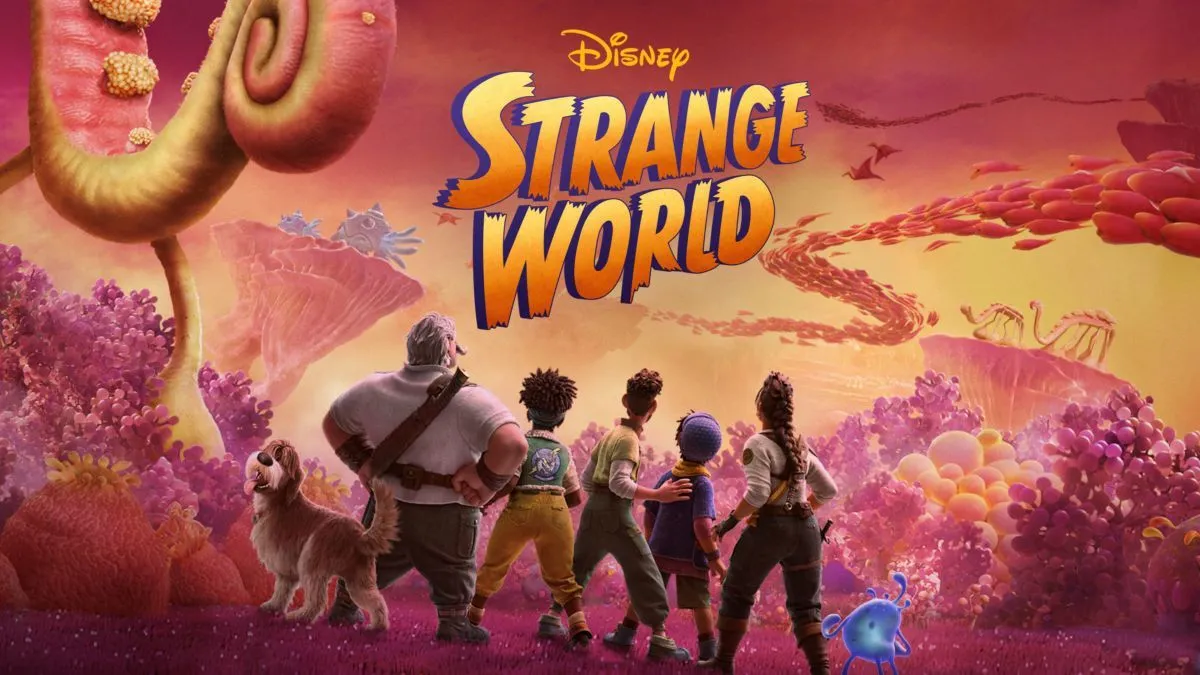 Afișul filmului „Strange World” de la Disney: familia Clade și însoțitorii lor, văzuți din spate, privesc un peisaj ciudat în nuanțe de roz și roșu