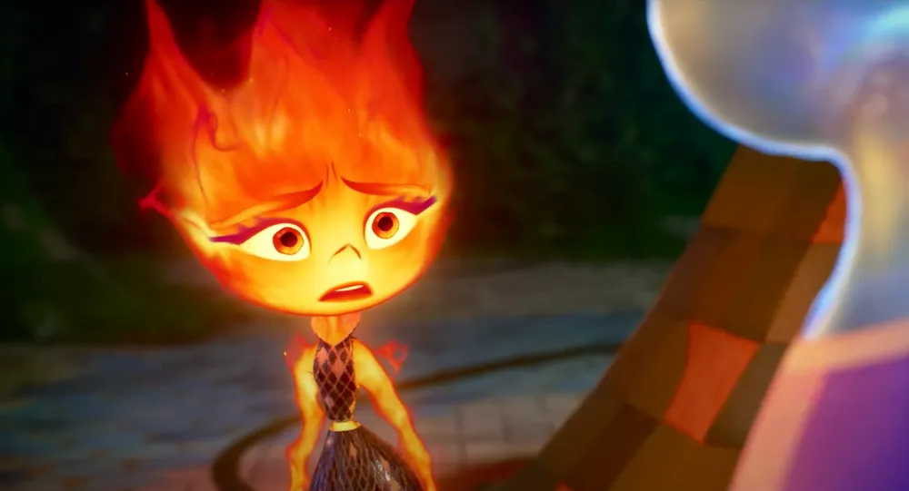 Ember, o tânără făcută din foc, se uită îngrijorată spre Wade, un personaj din apă care se vede neclar în prim-plan, într-o scenă din filmul „Elementar”