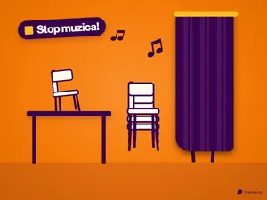 Un scaun stă pe o masă, alături scaune stivuite unele în altele și picioare de scaun sub o perdea, deasupra „Stop muzica!”.